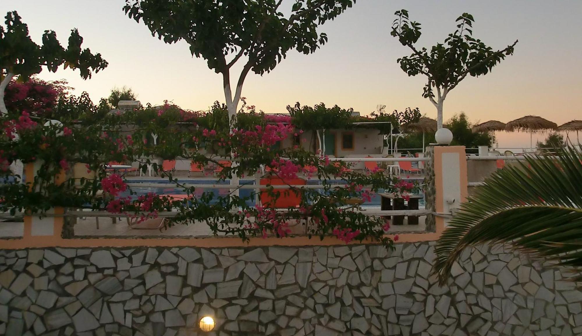 Santorini Camping & Hostel Fira  Bagian luar foto